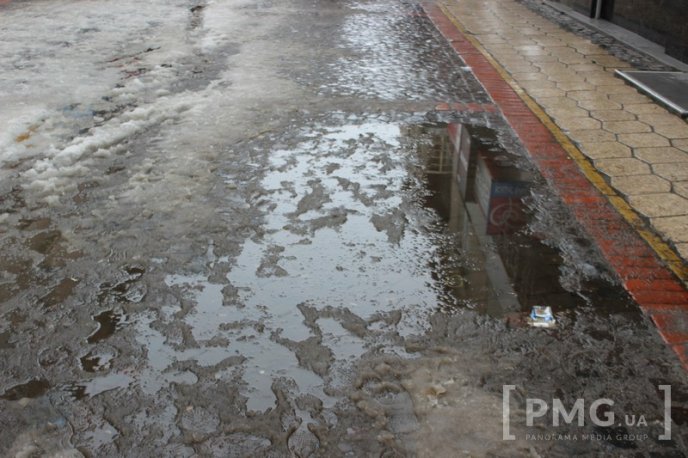 Одна з центральних вулиць Мукачева перетворилась на суцільну калюжу – 13