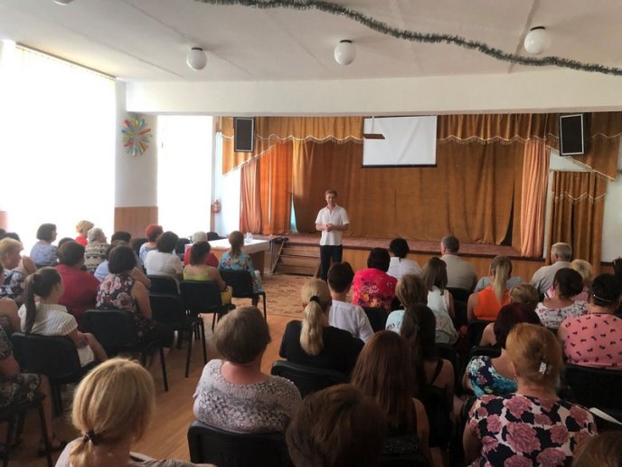 "Необхідно ремонтувати школи, дитячі садочки, амбулаторії", – Валерій Лунченко поспілкувався із закарпатцями – 04