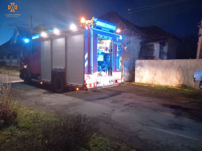 На одній із вулиць Мукачева удосвіта вирувала пожежа – 01 На одній із вулиць Мукачева удосвіта вирувала пожежа – 01