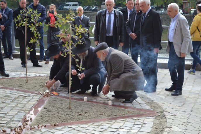 В Ужгороді відкрили пам’ятний знак жертвам Голокосту у вигляді шестикутної зірки Давида – 08