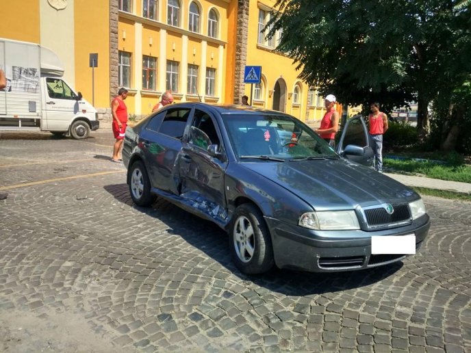 Весільна ДТП у центрі Мукачева: зіткнулись три автівки  – 04