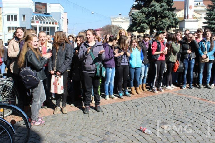 Протести у центрі Мукачева: сутички, заблокована ратуша та крики "Ганьба" в адрес мера – 02