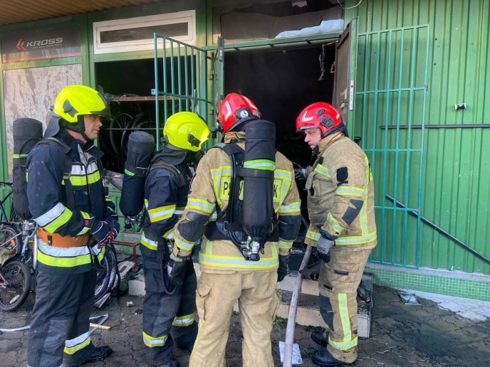 В Ужгороді під вечір горів магазин: відомо, де трапилась пожежа – 02