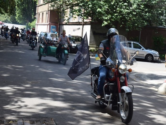 80 ретроавтомобілів і мотоциклів їздили вулицями Ужгорода – 13 80 ретроавтомобілів і мотоциклів їздили вулицями Ужгорода – 13