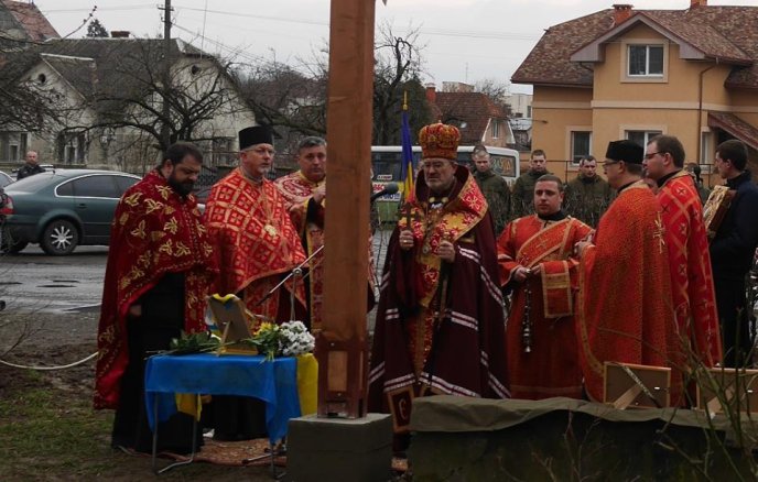 На площі Віталія Постолакі в Ужгороді до Дня пам’яті Небесної Сотні встановили і освятили хрест – 24