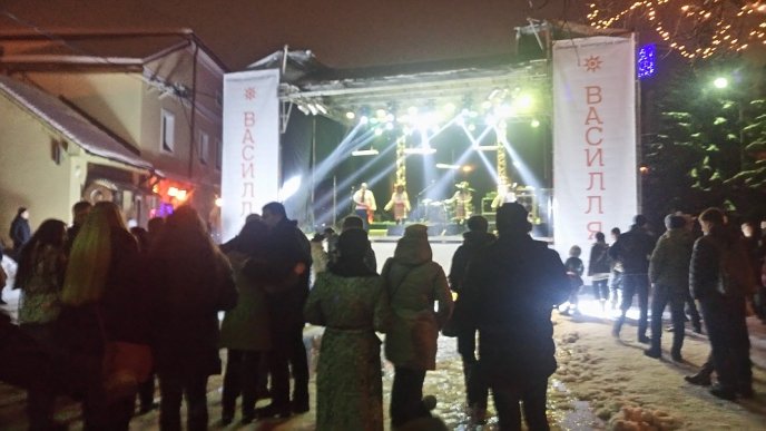 На Старий Новий рік ужгородців розважали "афроукраїнці" у вишиванках – 03