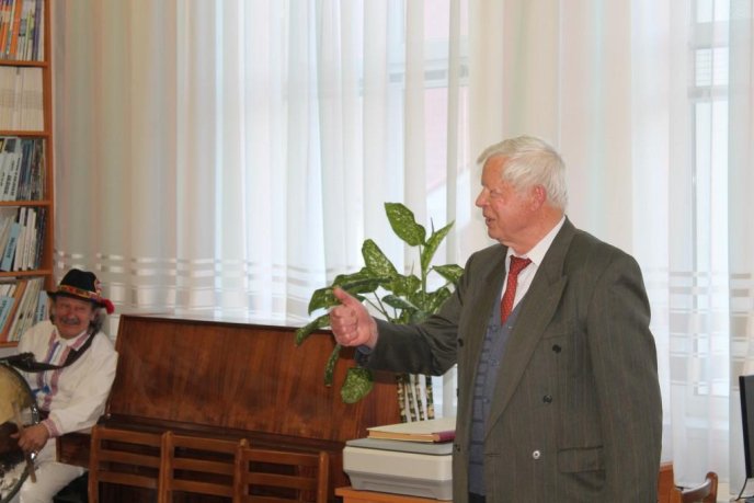 У Закарпатській обласній бібліотеці презентували книги і танцювали народні танці – 13