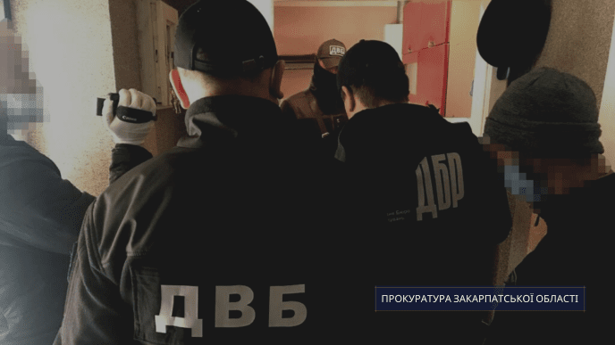 Поліцейський вимагав від чоловіка 12 тисяч – 01