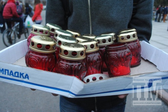 У Мукачеві запалили найбільший герб України на Закарпатті (ФОТОРЕПОРТАЖ) – 01