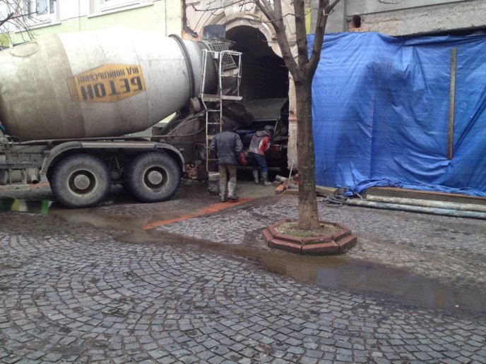 Безлад у центрі Мукачева: будівельники зливали бетонний розчин в каналізацію – 02