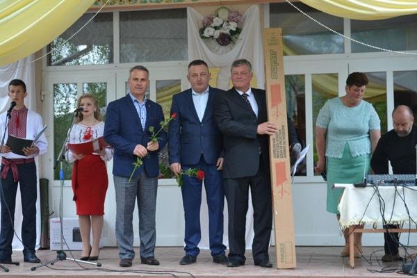 Одна зі шкіл Тячівщини відзначила 70-ліття – 10