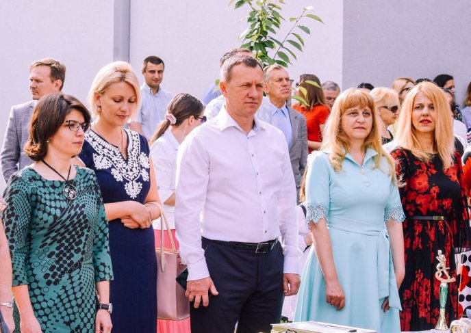 Для 690 ужгородських одинадцятикласників пролунав останній дзвінок – 16