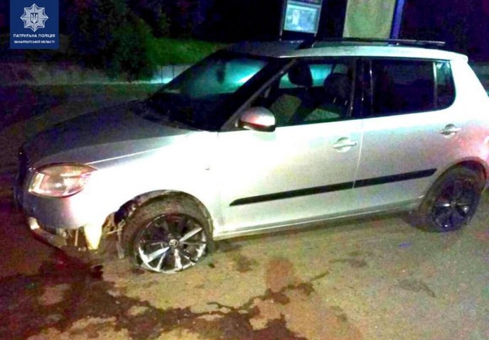 Серед ночі водійка зіткнулася з бетонним блоком – 03 Серед ночі водійка зіткнулася з бетонним блоком – 03