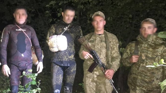 На березі Тиси піймали двох військовозобов’язаних чоловіків – 02