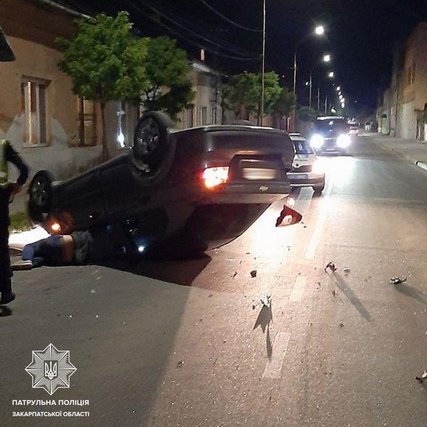 В Ужгороді авто перекинулось на дах – 01