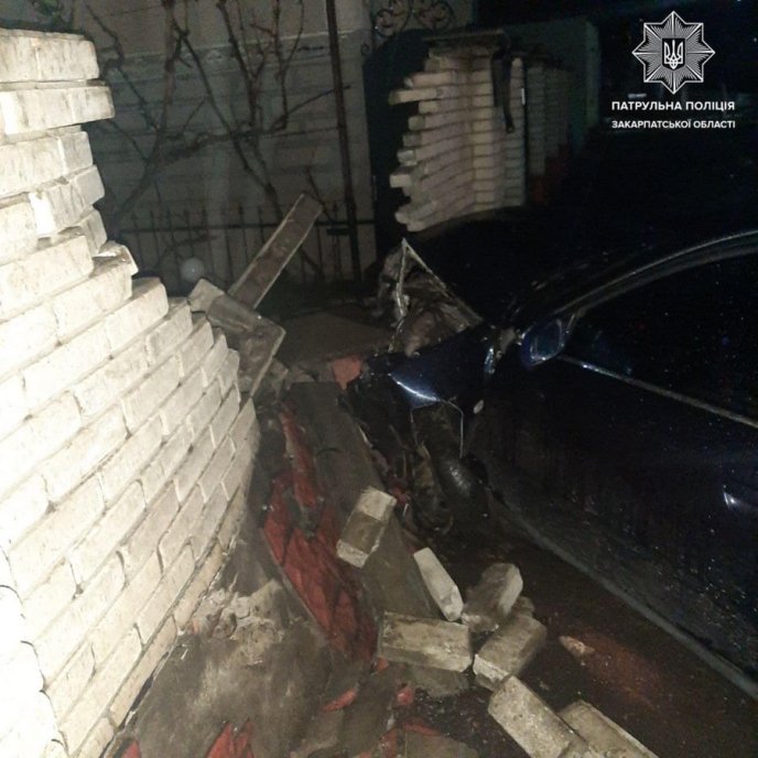 Вночі неповнолітній водій врізався в огорожу власного помешкання – 04