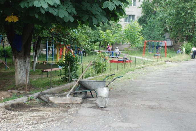В Іршаві облагороджують дитячий майданчик – 02