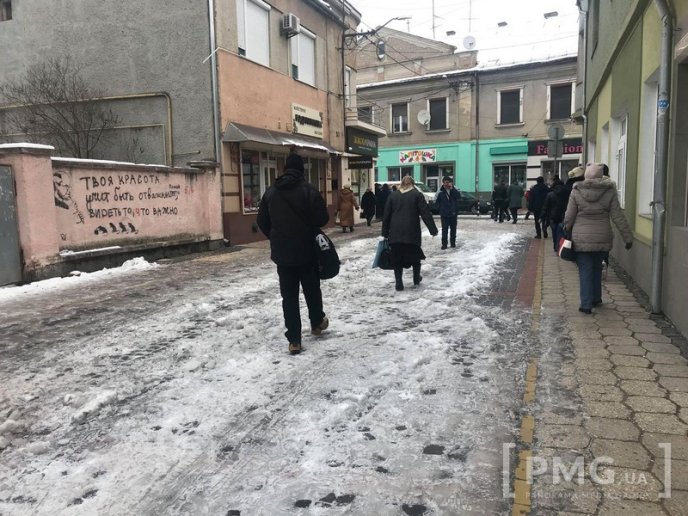 Вулиці Мукачева перетворилися на ковзанку – 05