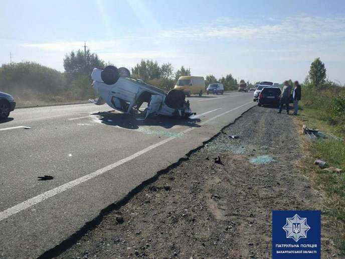 Авто перекинулось на дах біля Дубрівки: подробиці від поліції – 02