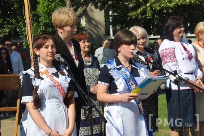 У Мукачівській ЗОШ №11 урочисто відзначили свято останнього дзвоника – 31 У Мукачівській ЗОШ №11 урочисто відзначили свято останнього дзвоника – 31