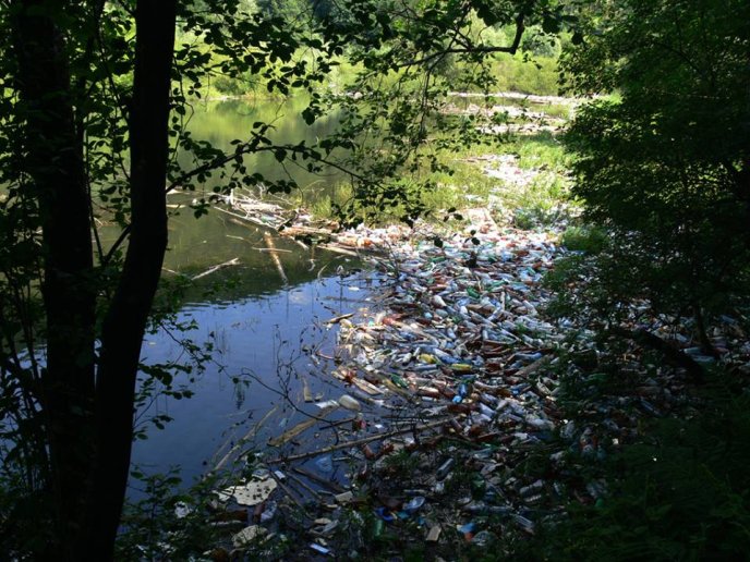 Найбільша штучна водойма Закарпаття нагадує більше смітник: пляжі знищено, а ловити рибу небезпечно – 09