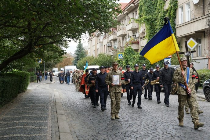 У чоловіка залишилися дружина і троє синів: в обласному центрі поховали захисника – 01