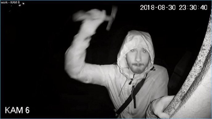 Невідомий вночі розбив камери відеоспостереження у Мукачеві – 02