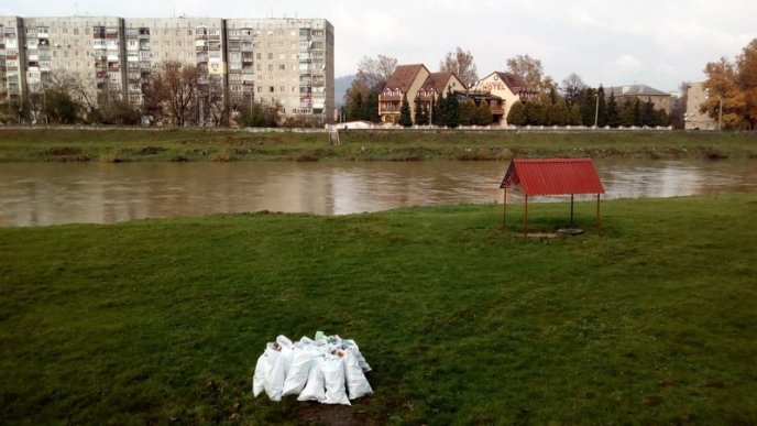 На березі Латориці у Мукачеві нарешті позбирали купи сміття – 03