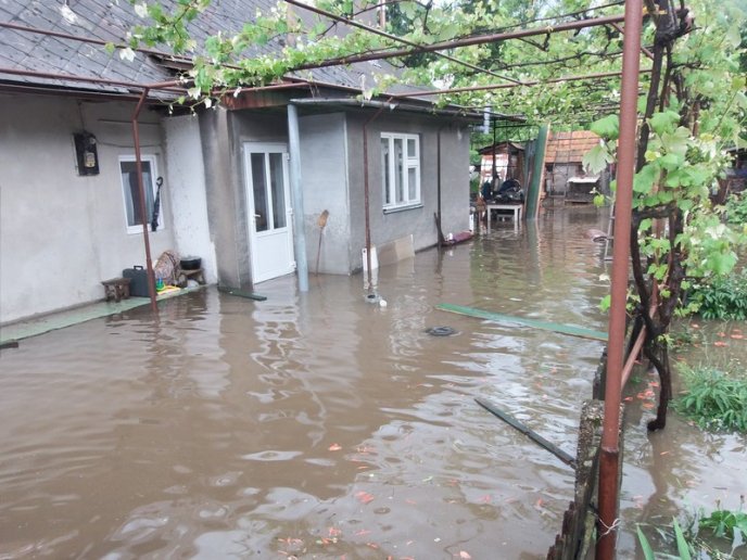 Наслідки зливи у Хусті шокували закарпатців – 09