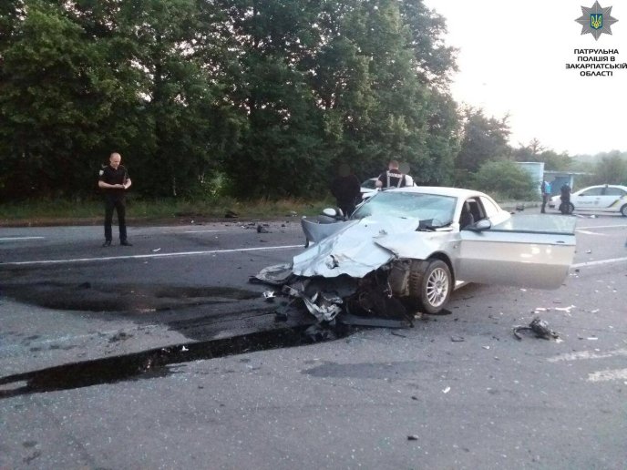 У Чинадієві зіткнулись "Alfa Romeo" та "Volkswagen": один із водіїв був п’яний – 03