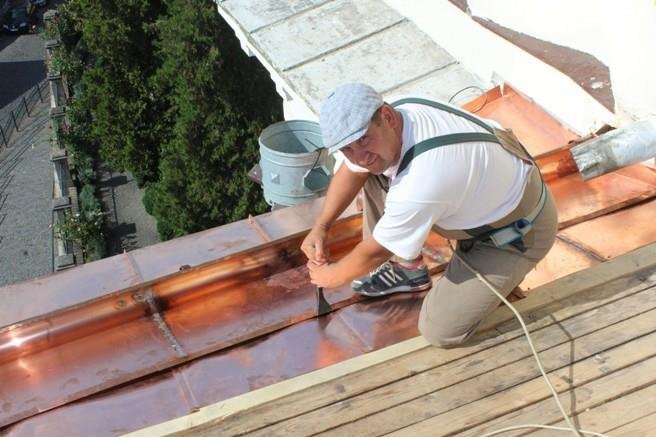 Майстри ремонтують крівлю даху Ужгородського греко-католицького собору – 04