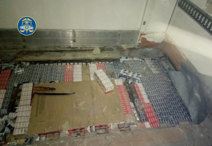 На КПП "Тиса" контрабандист намагався переправити понад 21 тис. цигарок – 01