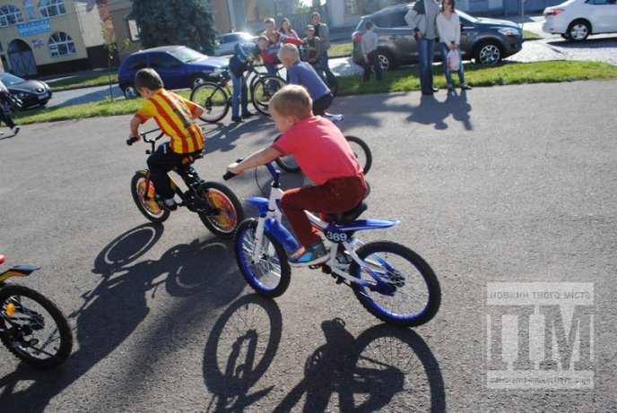 Велолюбителі Мукачева "прокатались" історичними місцями міста (ФОТО) – 01
