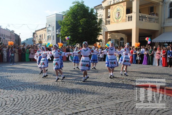 У центрі Мукачева відбувся урочистий парад випускників (ФОТО) – 29