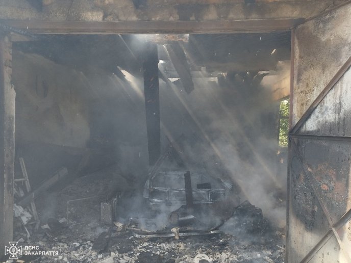 Жінка викликала рятувальників: що сталося в селі – 01 Пожежа у Нижній Апші