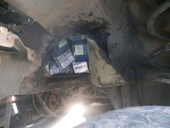 Чоловік "напакував" своє авто цигарками – 04 Чоловік "напакував" своє авто цигарками – 04