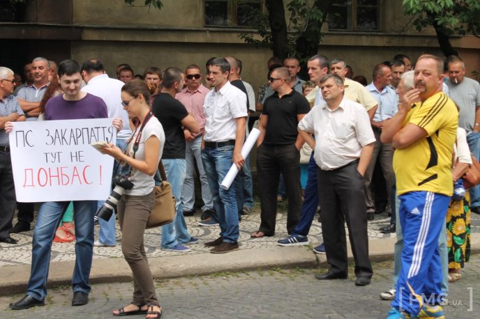 "Віктор Балога – зрадник Закарпаття", "Спасибі закарпатській міліції" – в Ужгороді пройшов мітинг поблизу УМВС та ОДА – 02