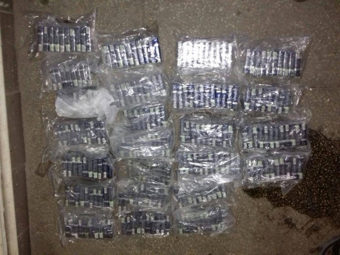 На кордоні з Угорщиною прикордонники затримали мікроавтобус напакований цигарками – 03