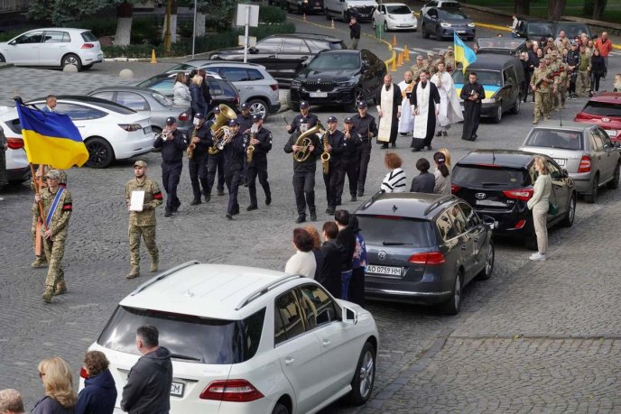 Захиснику було лише 49 років: в Ужгороді попрощались із померлим військовим – 02 Захиснику було лише 49 років: в Ужгороді попрощались із померлим військовим – 02
