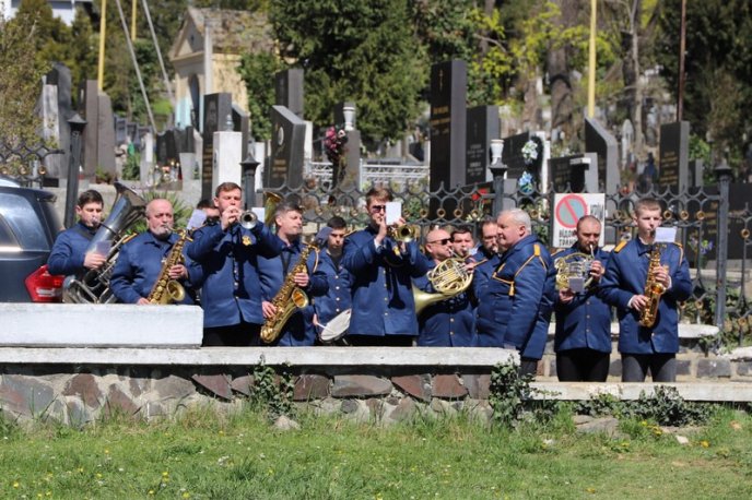 Отримав множинні осколкові поранення від вибуху: в Ужгороді поховали військового – 08