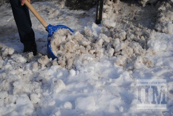 Центр Мукачева від снігу очищають комунальники, окраїни міста – плюсова температура (ФОТО) – 04