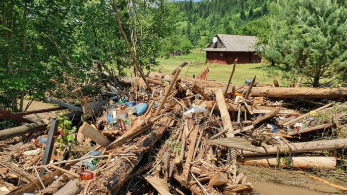 Водою несло курей, поросят: закарпатці розповіли про страшну негоду – 02