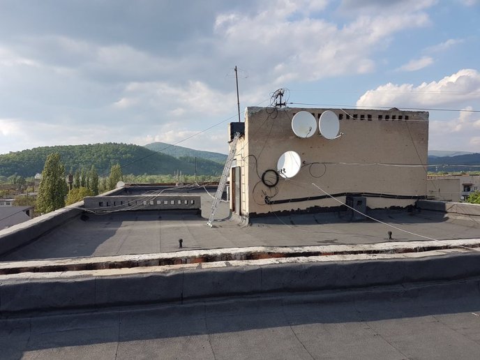 На вулиці Верді у Мукачеві оновлюють дах багатоповерхівки – 04