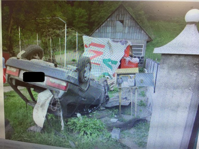 20-річний хлопець на своїй автівці в’їхав у металеву огорожу: зараз юнак у реанімації – 01