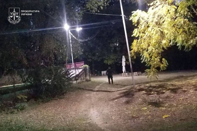 Стріляли поруч із дітьми в парку Ужгорода та втікали на Tesla: чоловікам оголосили підозру – 01
