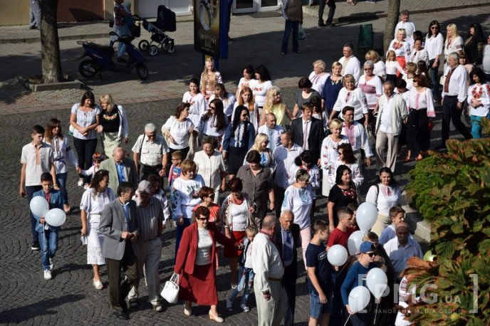 У Мукачеві стартував парад вишиванок – 10