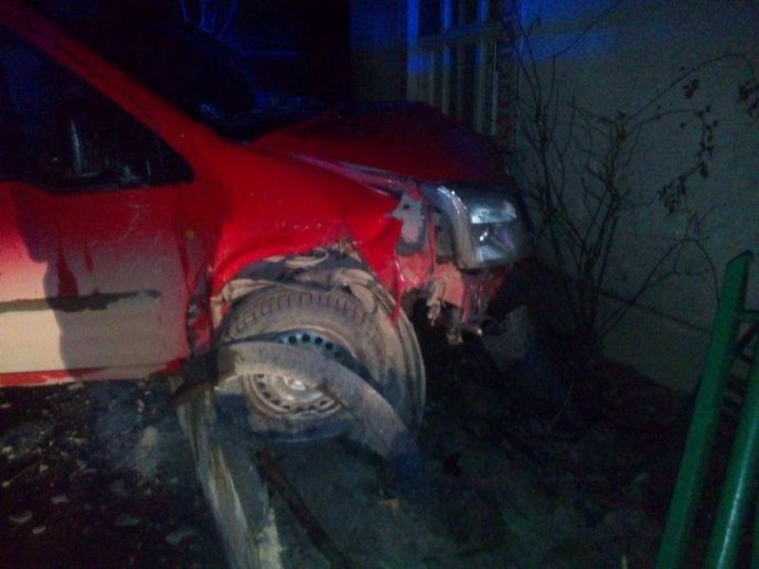 Водій на "Форді" зніс паркан приватного будинку, після чого втік з місця ДТП – 02