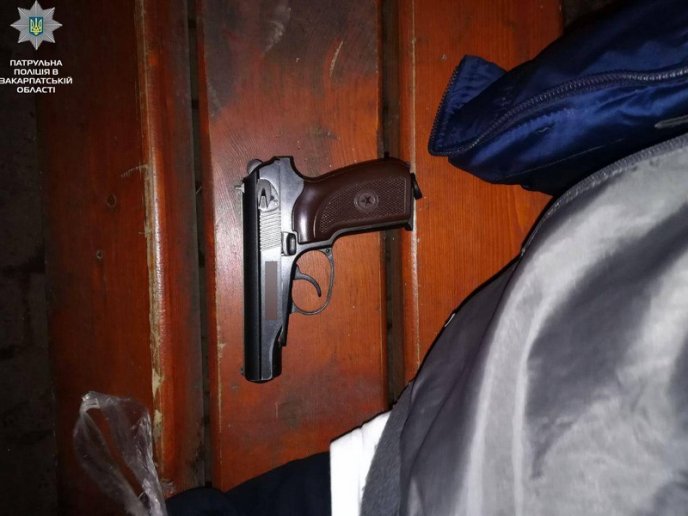 Дивна поведінка чоловіка привернула увагу патрульних – 02