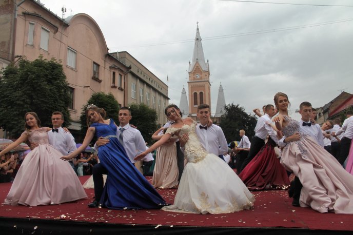 Випускники Мукачева станцювали прощальний вальс – 11