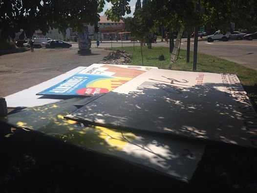 На площі Богдана Хмельницького в Ужгороді демонтували рекламні білборди – 01